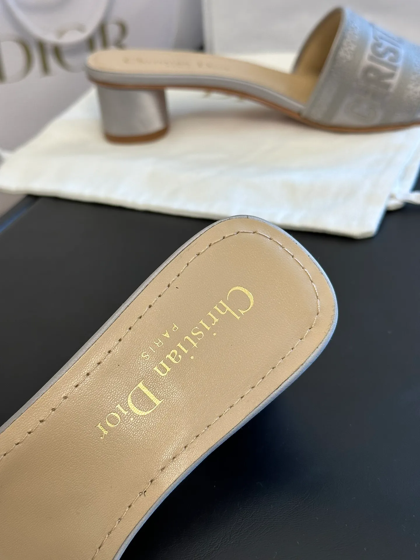 👟👟Ex-factory price 440👟👟 Dior • Dior 2025 DWAY spring and summer new one-word embroidered slippers version CD letter logo three-dimensional embroidered cylindrical heel sandals Square toe thick heel jelly color open-toe slippers Upper: Original consistent high-temperature water-soluble cotton electro-embroidery technology silk fabric Lining: Water-dyed sheepskin lining Outsole: Italian leather outsole Heel height: 3.5CM Number of yards: 35-40